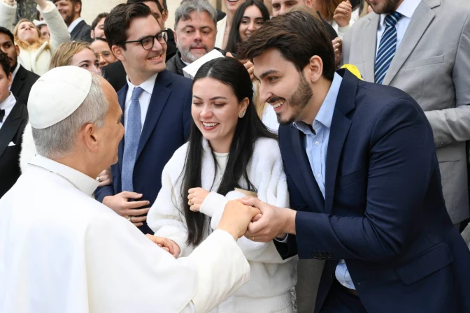 Imagen referencial del Papa León XIV con jóvenes durante una Audiencia General