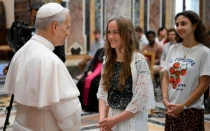 León XIV con los jóvenes de la Diócesis de Copenhague (Dinamarca).