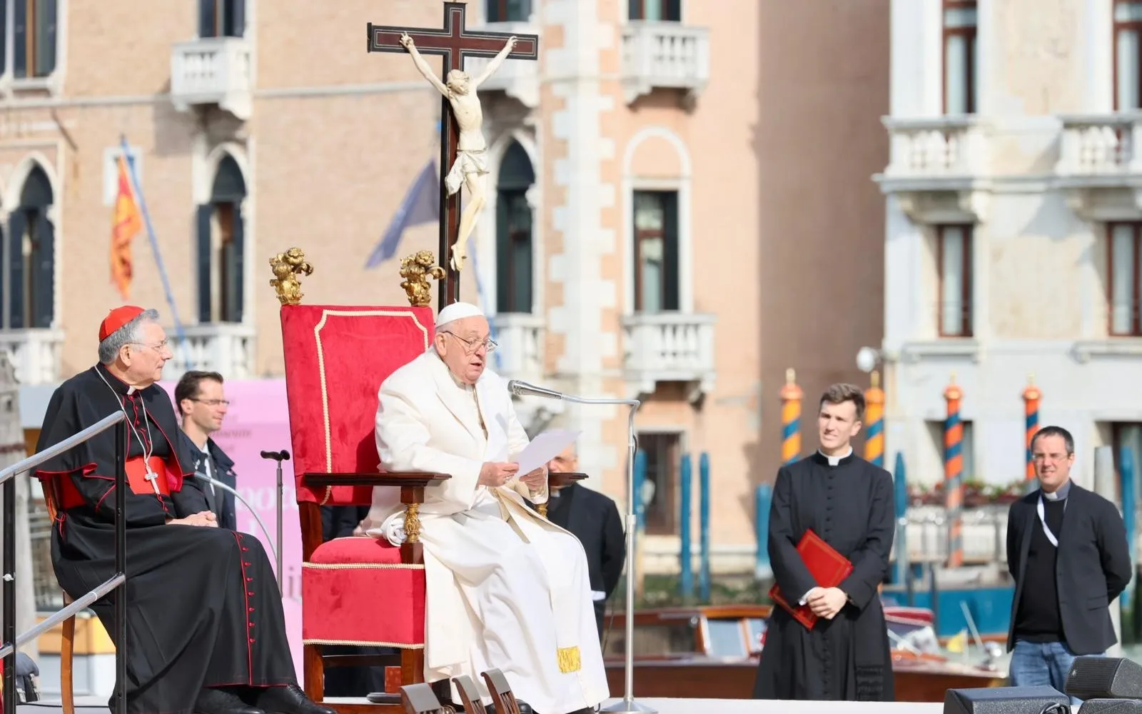 El Papa Francisco durante su discurso a los jóvenes este 18 de abril?w=200&h=150