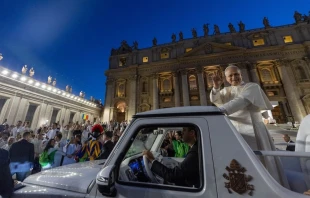 El Papa León XIV recorriendo la Plaza de San Pedro este martes, después de la Misa de bienvenida del Jubileo de los Jóvenes. Crédito: Daniel Ibáñez/EWTN.