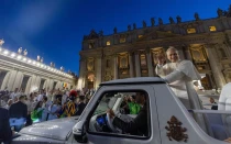 El Papa León XIV recorriendo la Plaza de San Pedro este martes, después de la Misa de bienvenida del Jubileo de los Jóvenes.