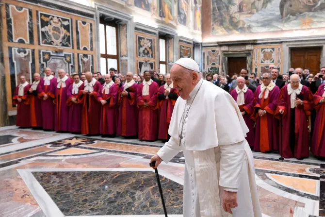 El Papa Francisco con jueces de la Rota Romana este jueves 25 de enero