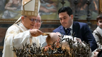 El Papa León XIV bautiza a un niño en la Capilla Sixtina del Vaticano durante la festividad del Bautismo del Señor, el 11 de enero de 2026.