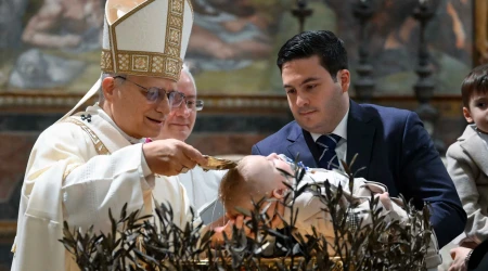 El Papa León XIV bautiza a un niño en la Capilla Sixtina