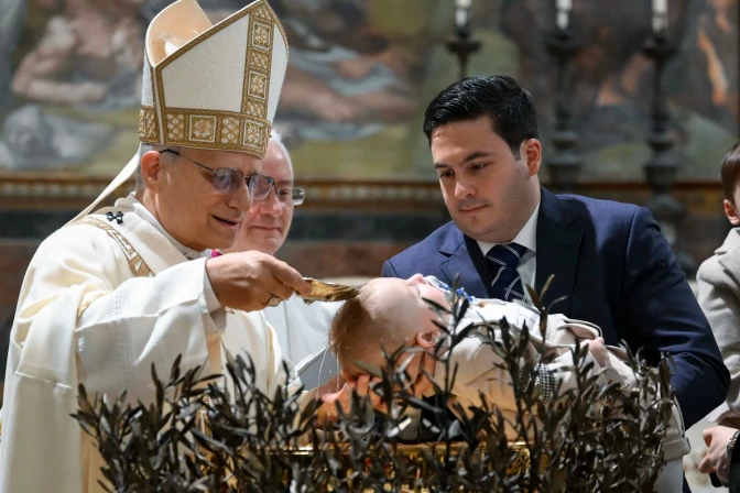 El Papa León XIV bautiza a un niño en la Capilla Sixtina