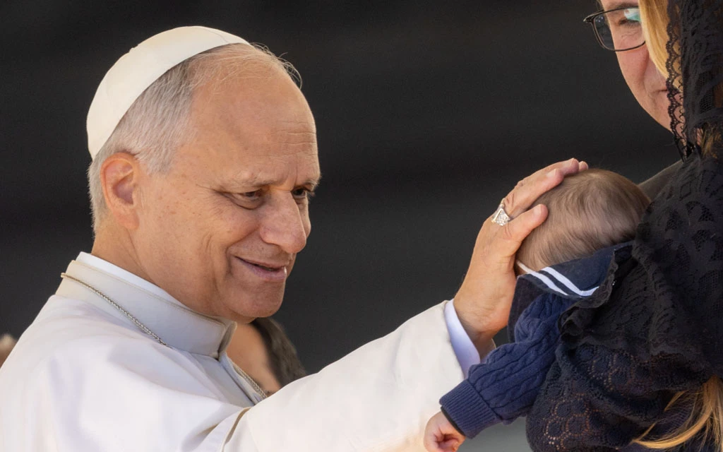 El Papa León XIV bendice un bebé en el Vaticano.?w=200&h=150