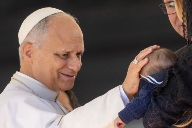 El Papa León XIV bendice un bebé en el Vaticano.