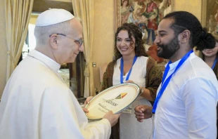 El Papa León XIV se reúne con jóvenes del Consejo Mediterráneo de la Juventud en el Aula del Consistorio del Palacio Apostólico del Vaticano el 5 de septiembre de 2025. Crédito: Vatican Media.