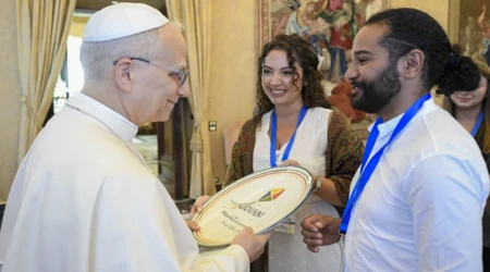 El Papa León XIV se reúne con jóvenes del Consejo Mediterráneo de la Juventud en el Vaticano el 5 de septiembre de 2025.