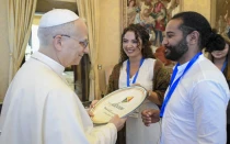 El Papa León XIV se reúne con jóvenes del Consejo Mediterráneo de la Juventud en el Aula del Consistorio del Palacio Apostólico del Vaticano el 5 de septiembre de 2025.
