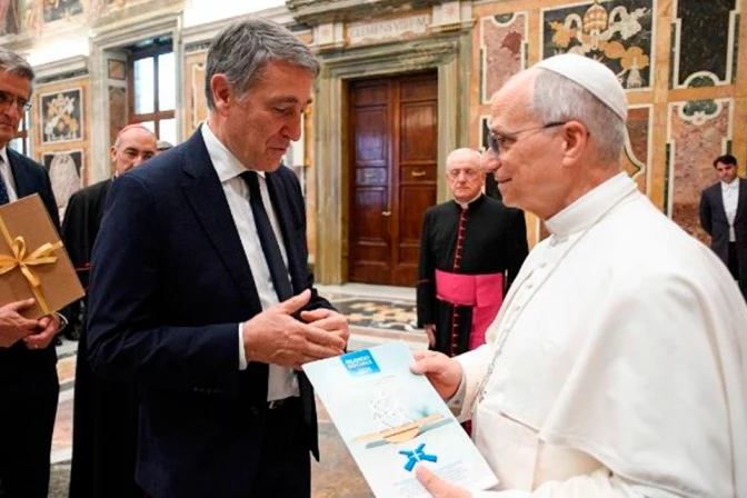 El Papa León XIV y el presidente del Consejo, Luciano Gualzetti