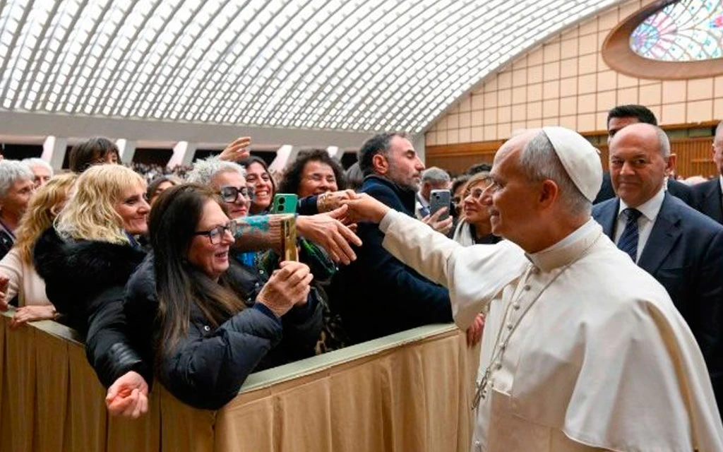 El Papa León XIV saluda a los asistentes del encuentro por el Jubileo de la Diplomacia Italiana en el Aula Pablo VI en el Vaticano.?w=200&h=150