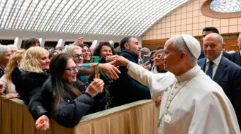 El Papa León XIV saluda a los asistentes del encuentro por el Jubileo de la Diplomacia Italiana en el Aula Pablo VI en el Vaticano.