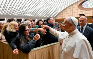 El Papa León XIV saluda a los asistentes del encuentro por el Jubileo de la Diplomacia Italiana en el Aula Pablo VI en el Vaticano. Crédito: Vatican Media.