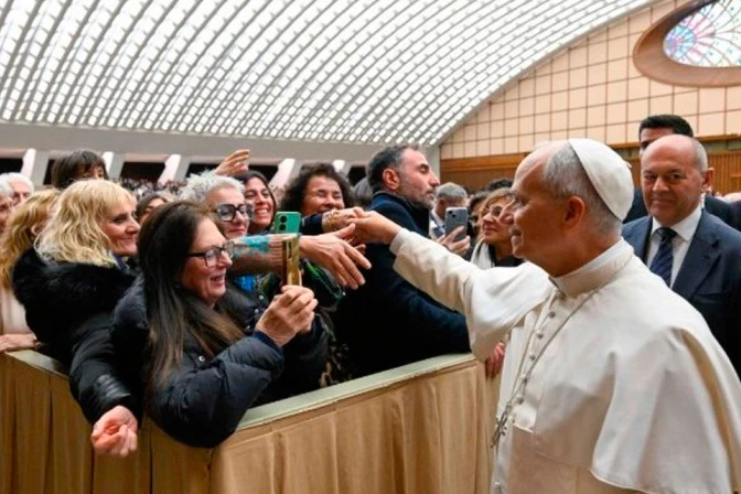 El Papa León XIV saluda a los asistentes del encuentro por el Jubileo de la Diplomacia Italiana.