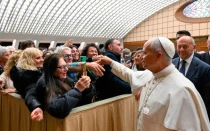 El Papa León XIV saluda a los asistentes del encuentro por el Jubileo de la Diplomacia Italiana en el Aula Pablo VI en el Vaticano.