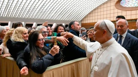 El Papa León XIV saluda a los asistentes del encuentro por el Jubileo de la Diplomacia Italiana.