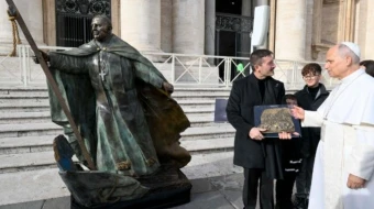 León XIV junto a la escultura del Papa Francisco
