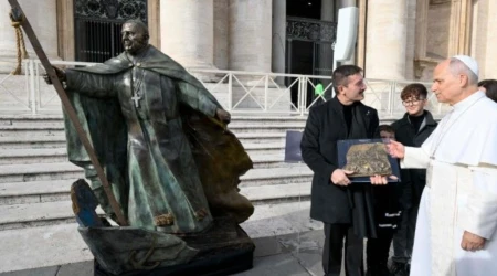 León XIV junto a la escultura del Papa Francisco