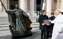León XIV junto a la escultura del Papa Francisco