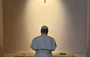 El Papa León XIV reza ante la tumba del Papa Francisco en Santa María la Mayor en Roma. Crédito: Vatican Media.
