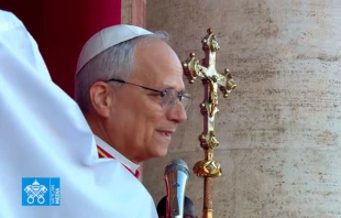 El Papa León XIV en su primer discurso al mundo. Crédito: Vatican Media.