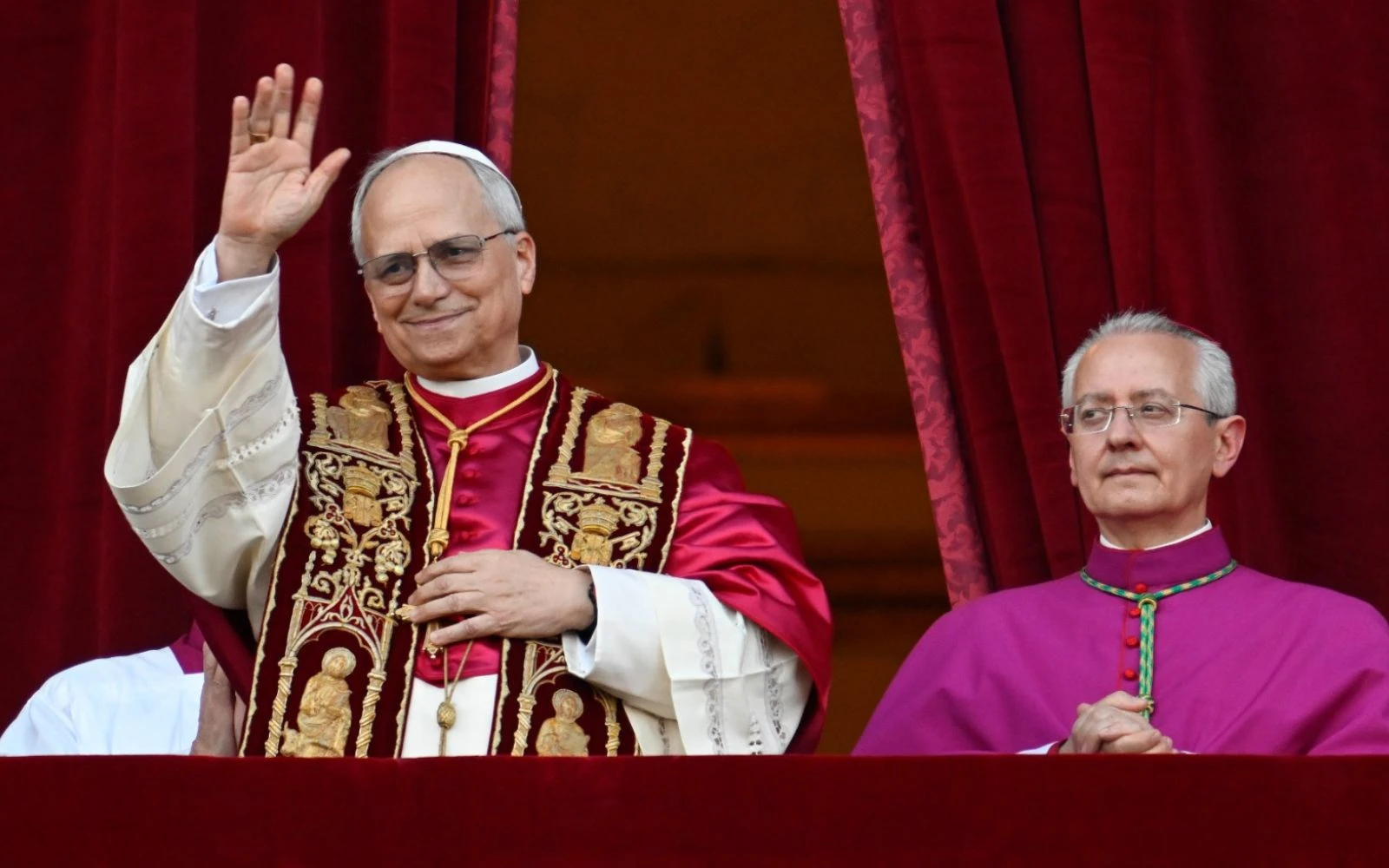 El Papa León XIV, asomado al balcón central de la Basílica de San Pedro?w=200&h=150