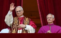 El Papa León XIV, asomado al balcón central de la Basílica de San Pedro