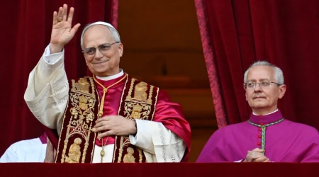 El Papa León XIV, asomado al balcón central de la Basílica de San Pedro