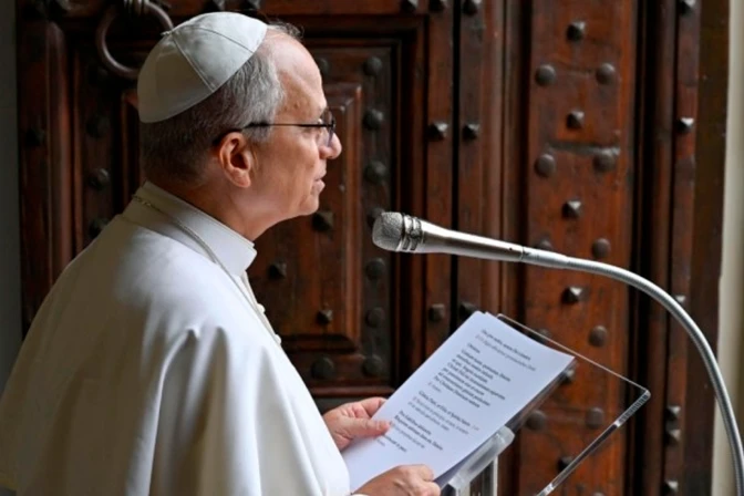 El Papa León XIV reza el Angelus en la localidad italiana de Albano.
