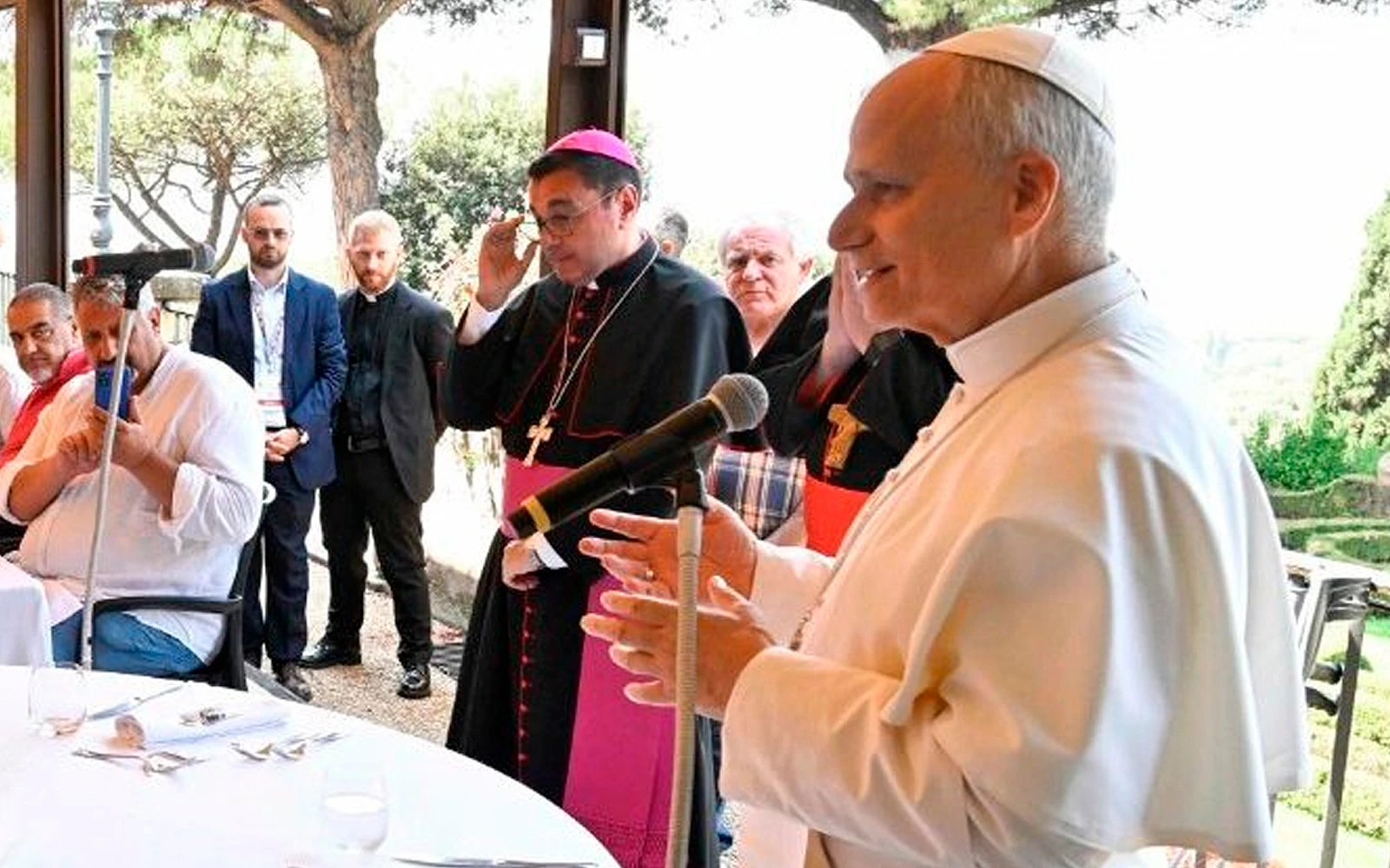 El Papa León XIV saluda a los asistentes al almuerzo en el Borgo Laudato Si', en Castel Gandolfo.?w=200&h=150