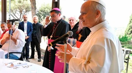 El Papa León XIV saluda a los asistentes al almuerzo en el Borgo Laudato Si', en Castel Gandolfo.