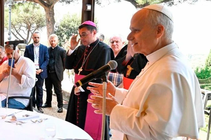El Papa León XIV saluda a los asistentes al almuerzo en el Borgo Laudato Si', en Castel Gandolfo.