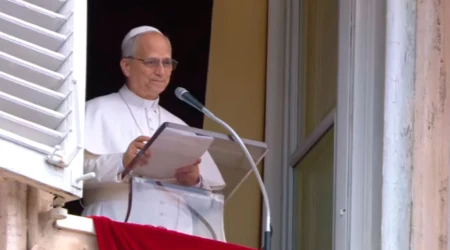El Papa León XIV durante el rezo del Ángelus en el Vaticano, este domingo 24 de agosto de 2025.