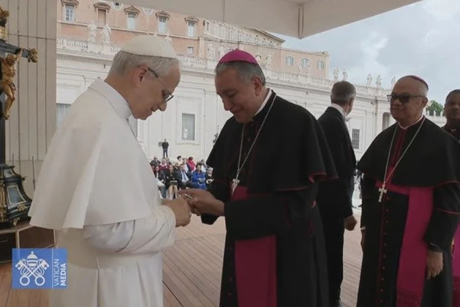 El Papa León XIV y el Arzobispo de Panamá en el Vaticano. 23052025