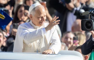 El Papa León XIV en la Plaza de San Pedro en el Vaticano. Crédito: Daniel Ibáñez / EWTN News.