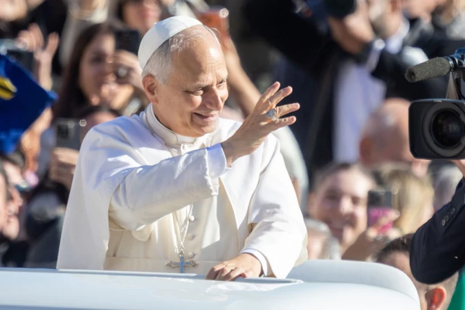 El Papa León XIV en la Plaza de San Pedro en el Vaticano.