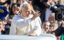 El Papa León XIV en la Plaza de San Pedro en el Vaticano.