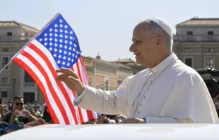 El Papa León XIV, nacido en Estados Unidos, saluda a los fieles durante su audiencia general del 6 de agosto de 2025, mientras la bandera de su país ondea en la Plaza de San Pedro. El 16 de agosto se cumplen los primeros 100 días de su pontificado. Crédito: Simone Risoluti / Vatican Media.