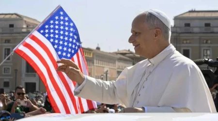 Papa León XIV y bandera de Estados Unidos