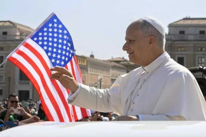 Papa León XIV y bandera de Estados Unidos