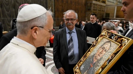 El Papa León XIV aprecia un mosaico del Beato cardenal in pectore y mártir Iuliu Hossu 02062025