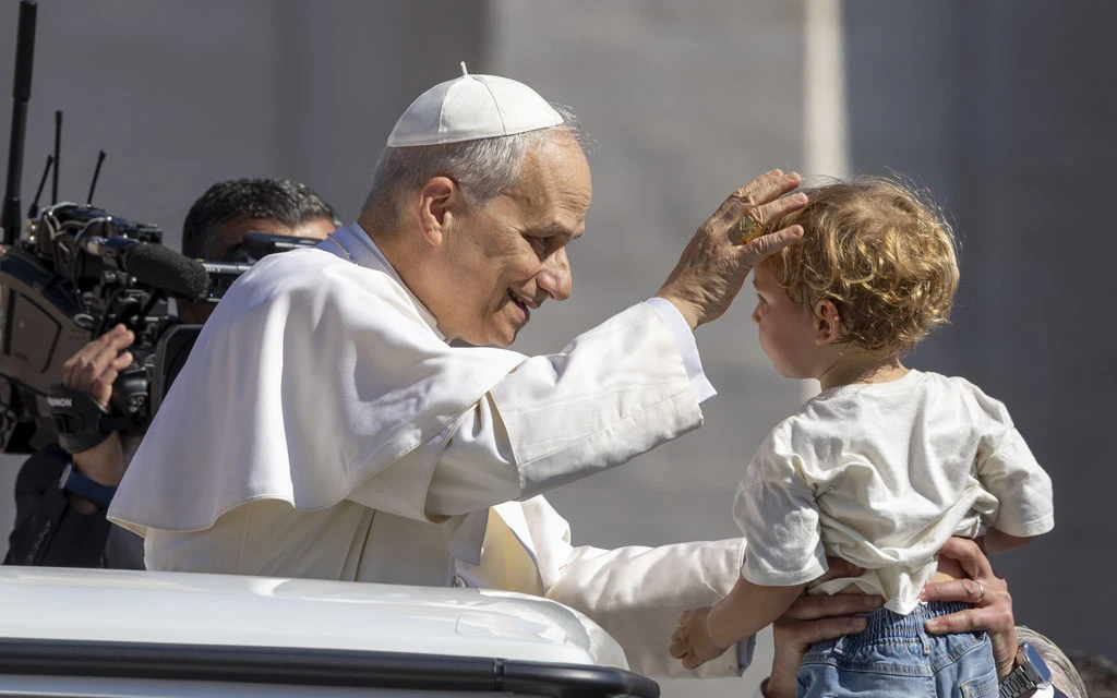 El Papa León XIV bendice a un niño en la Plaza de San Pedro el 1 de junio durante el Jubileo de las Familias.?w=200&h=150