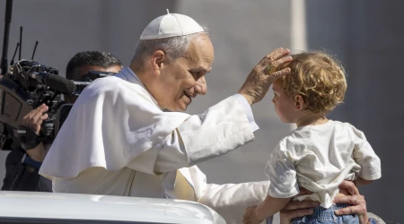 El Papa León XIV bendice a un niño en la Plaza de San Pedro el 1 de junio durante el Jubileo de las Familias.