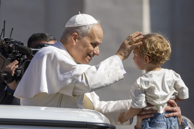 El Papa León XIV bendice a un niño en la Plaza de San Pedro el 1 de junio durante el Jubileo de las Familias.