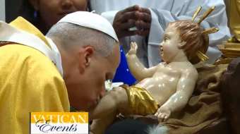 El Papa León XIV besa la imagen del Niño Jesús tras descubrirla, en la Misa de Nochebuena en la Basílica de San Pedro este 24 de diciembre en el Vaticano.