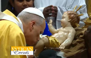 El Papa León XIV besa la imagen del Niño Jesús tras descubrirla, en la Misa de Nochebuena en la Basílica de San Pedro este 24 de diciembre en el Vaticano. Crédito: EWTN