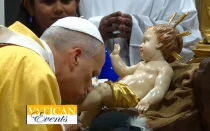 El Papa León XIV besa la imagen del Niño Jesús tras descubrirla, en la Misa de Nochebuena en la Basílica de San Pedro este 24 de diciembre en el Vaticano.