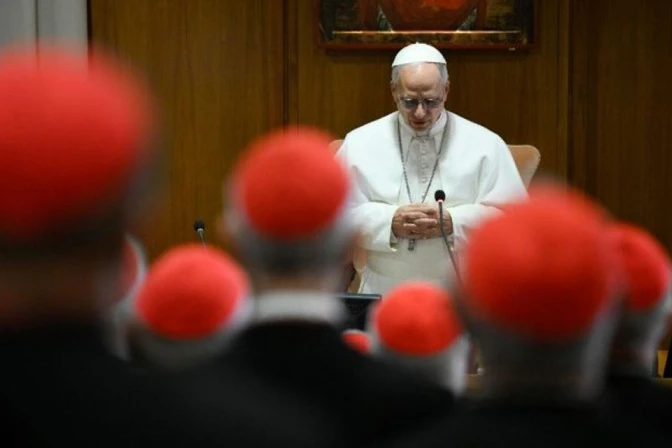 El Papa León XIV con los cardenales en el Vaticano.
