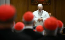 El Papa León XIV con los cardenales en el Vaticano.